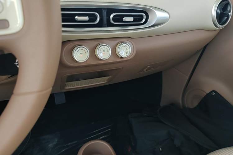 Used Wuling Hongguang MINIEV 2025 Four-Door Version Advanced Edition Audio And AC Panel