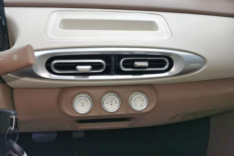 Used Wuling Hongguang MINIEV 2025 Four-Door Version Advanced Edition Audio And AC Panel