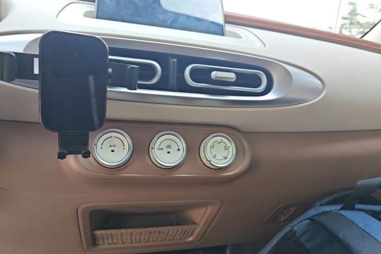 Used Wuling Hongguang MINIEV 2025 Four-Door Version Advanced Edition Audio And AC Panel