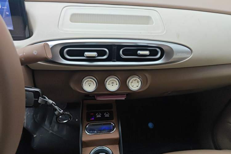 Used Wuling Hongguang MINIEV 2025 Four-Door Version Advanced Edition Audio And AC Panel