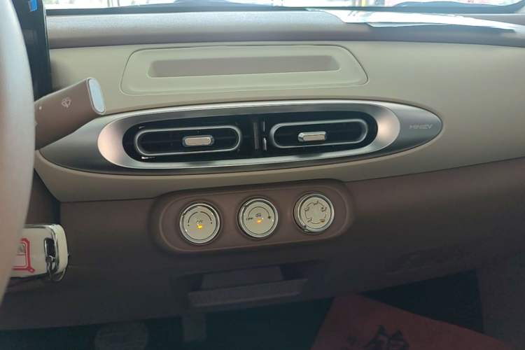 Used Wuling Hongguang MINIEV 2025 Four-Door Version Advanced Edition Audio And AC Panel