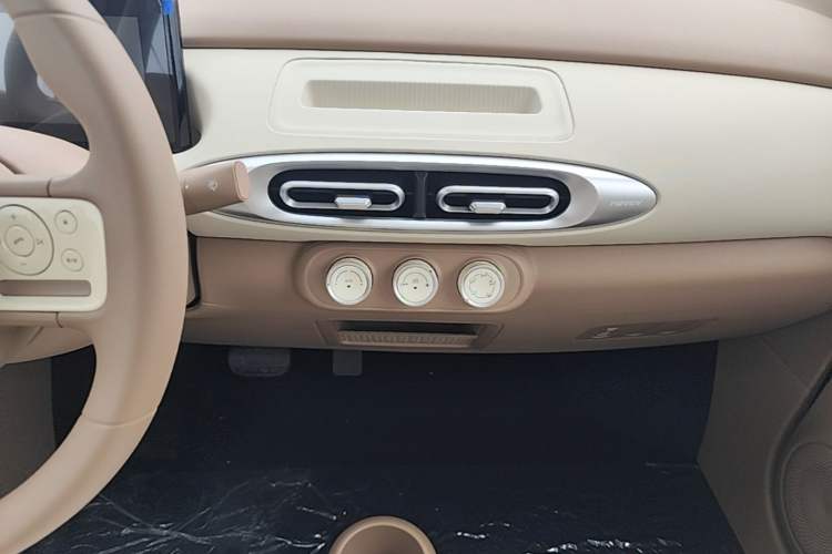 Used Wuling Hongguang MINIEV 2025 Four-Door Version Advanced Edition Audio And AC Panel