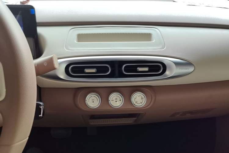 Used Wuling Hongguang MINIEV 2025 Four-Door Version Advanced Edition Audio And AC Panel