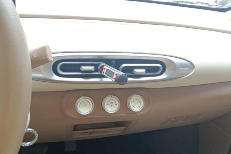 Used Wuling Hongguang MINIEV 2025 Four-Door Version Advanced Edition Audio And AC Panel