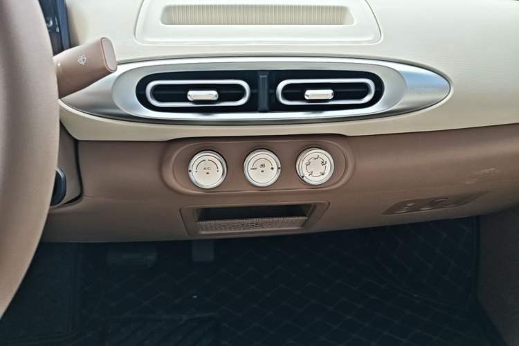 Used Wuling Hongguang MINIEV 2025 Four-Door Version Advanced Edition Audio And AC Panel