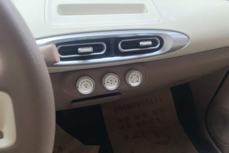 Used Wuling Hongguang MINIEV 2025 Four-Door Version Advanced Edition Audio And AC Panel