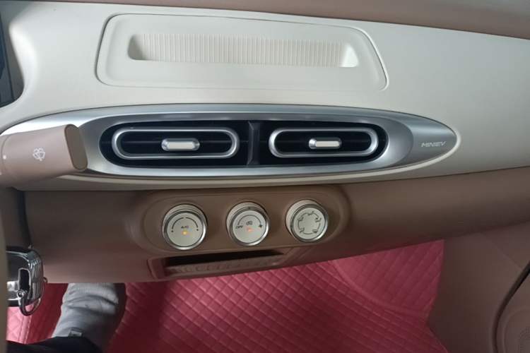 Used Wuling Hongguang MINIEV 2025 Four-Door Version Advanced Edition Audio And AC Panel