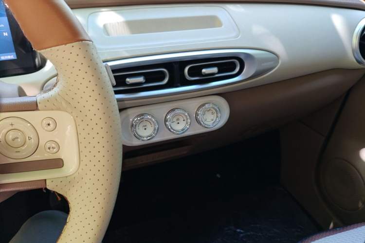 Used Wuling Hongguang MINIEV 2025 Four-Door Version Advanced Edition Audio And AC Panel