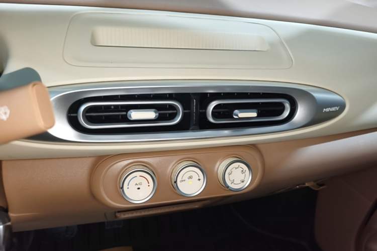 Used Wuling Hongguang MINIEV 2025 Four-Door Version Advanced Edition Audio And AC Panel