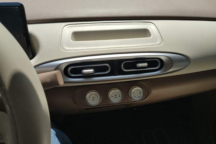 Used Wuling Hongguang MINIEV 2025 Four-Door Version Advanced Edition Audio And AC Panel