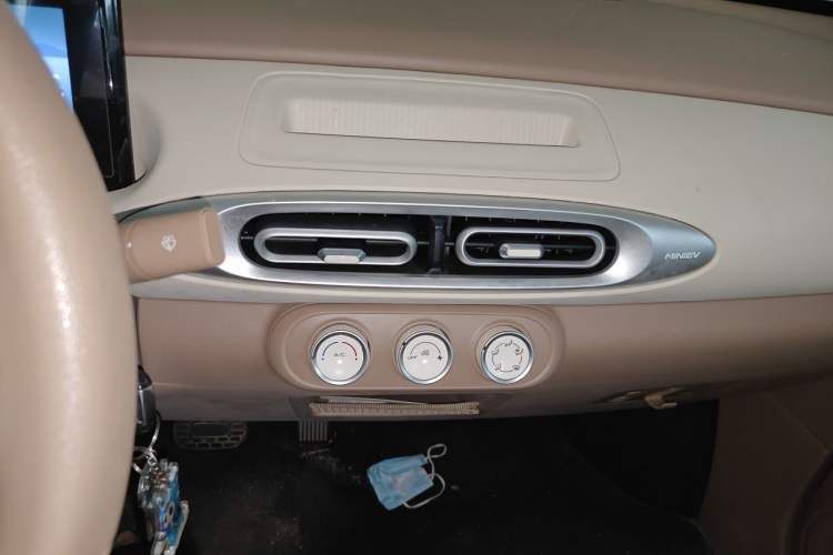 Used Wuling Hongguang MINIEV 2025 Four-Door Version Advanced Edition Audio And AC Panel