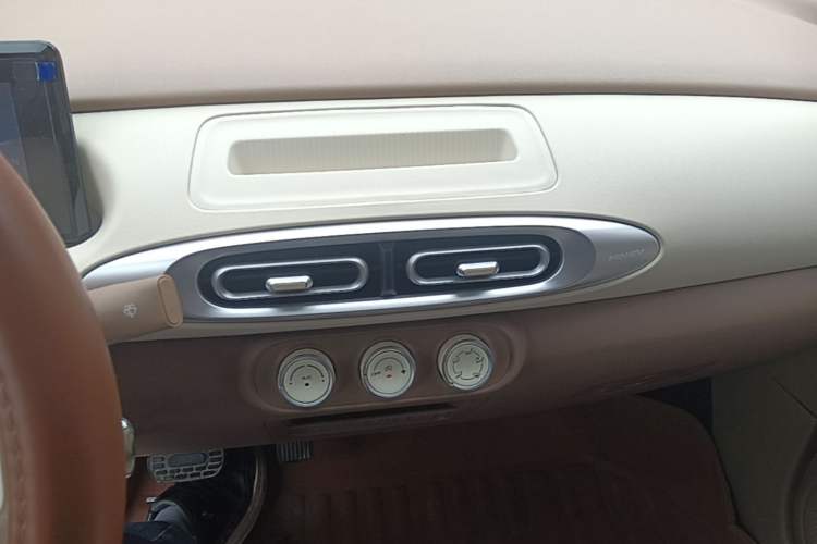 Used Wuling Hongguang MINIEV 2025 Four-Door Version Advanced Edition Audio And AC Panel