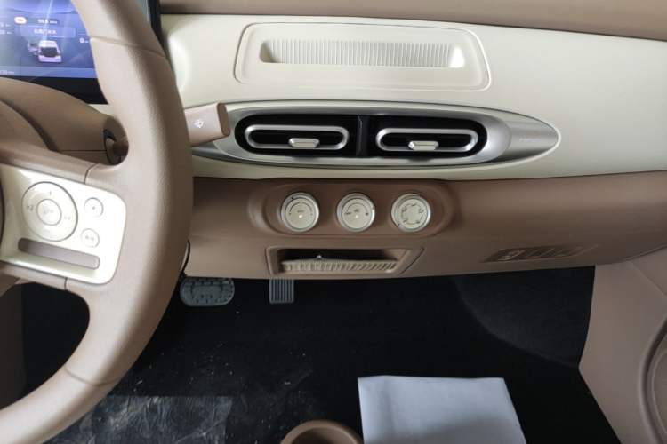 Used Wuling Hongguang MINIEV 2025 Four-Door Version Advanced Edition Audio And AC Panel