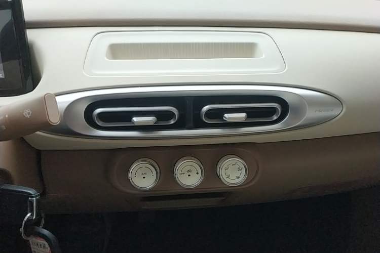 Used Wuling Hongguang MINIEV 2025 Four-Door Version Advanced Edition Audio And AC Panel