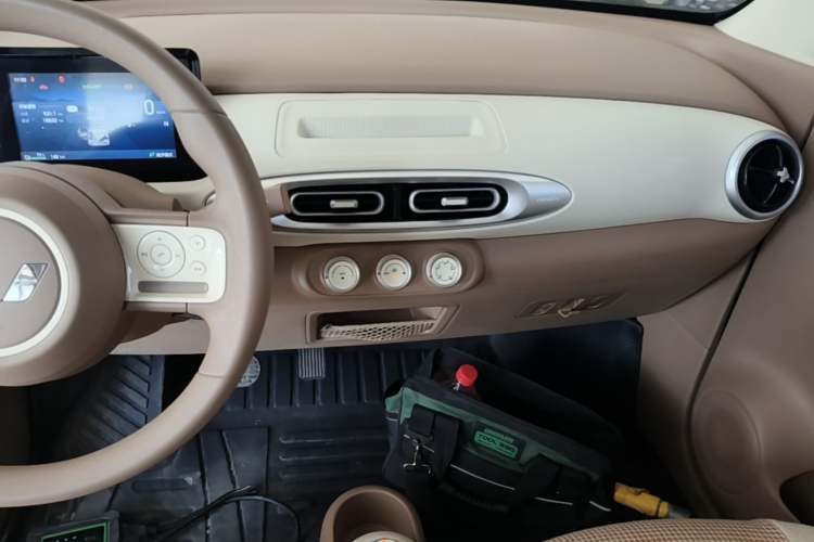 Used Wuling Hongguang MINIEV 2025 Four-Door Version Advanced Edition Audio And AC Panel