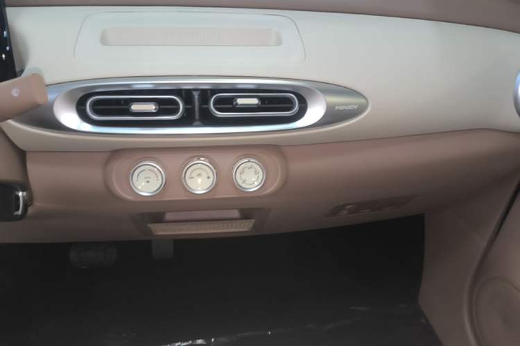Used Wuling Hongguang MINIEV 2025 Four-Door Version Advanced Edition Audio And AC Panel