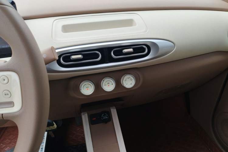 Used Wuling Hongguang MINIEV 2025 Four-Door Version Advanced Edition Audio And AC Panel