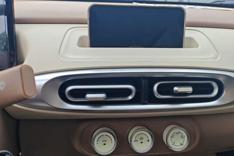 Used Wuling Hongguang MINIEV 2025 Four-Door Version Advanced Edition Audio And AC Panel