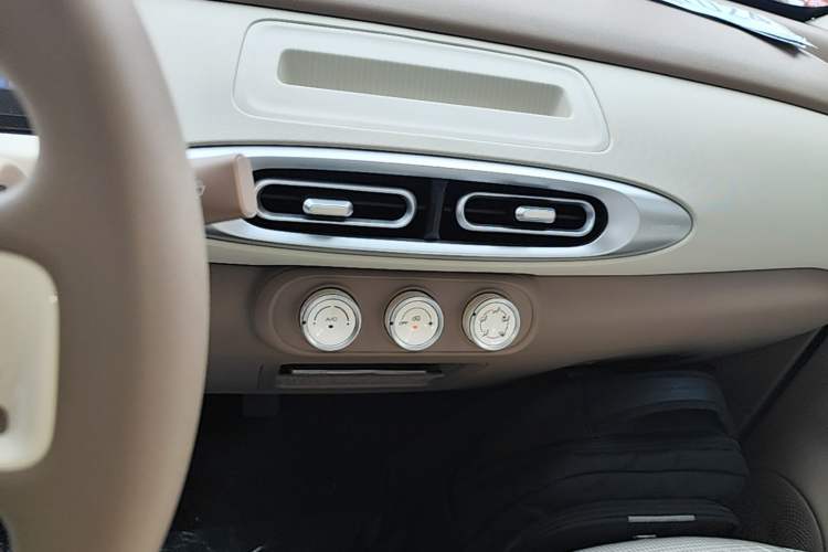 Used Wuling Hongguang MINIEV 2025 Four-Door Version Advanced Edition Audio And AC Panel