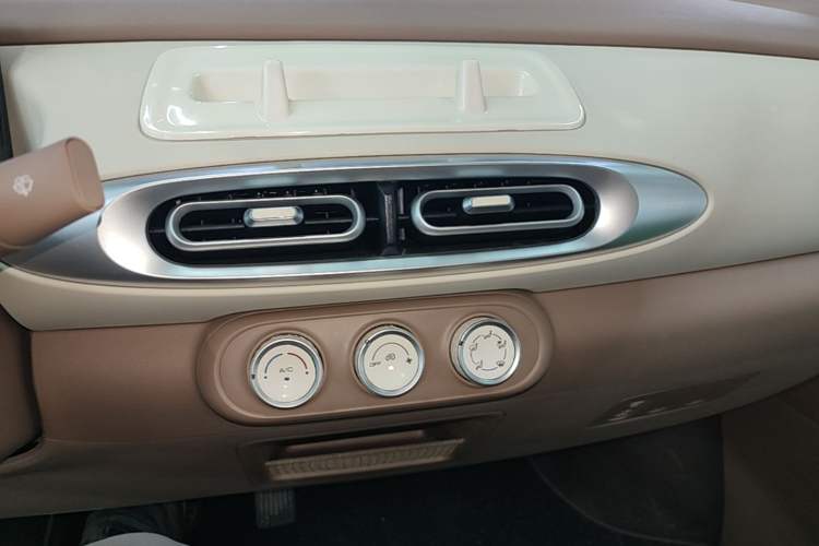 Used Wuling Hongguang MINIEV 2025 Four-Door Version Advanced Edition Audio And AC Panel