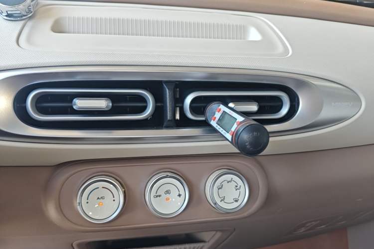 Used Wuling Hongguang MINIEV 2025 Four-Door Version Advanced Edition Audio And AC Panel