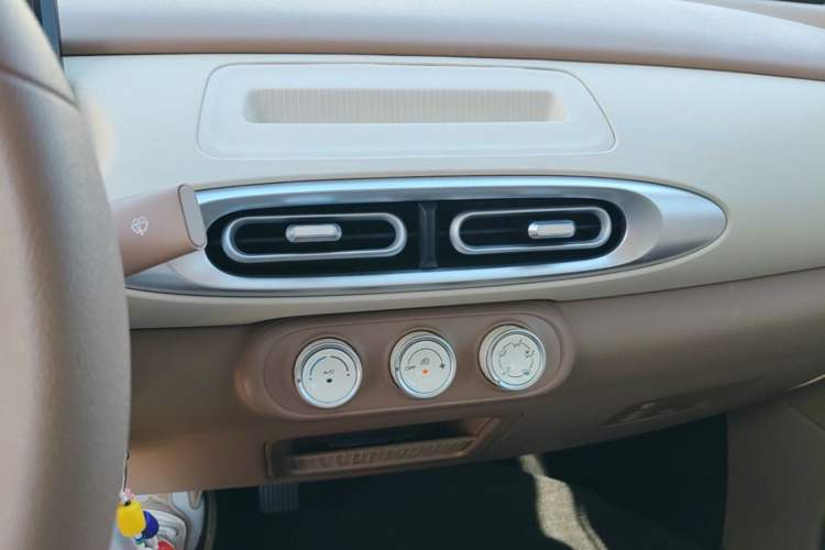 Used Wuling Hongguang MINIEV 2025 Four-Door Version Advanced Edition Audio And AC Panel