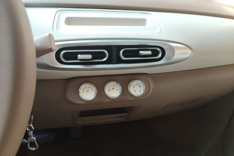 Used Wuling Hongguang MINIEV 2025 Four-Door Version Advanced Edition Audio And AC Panel