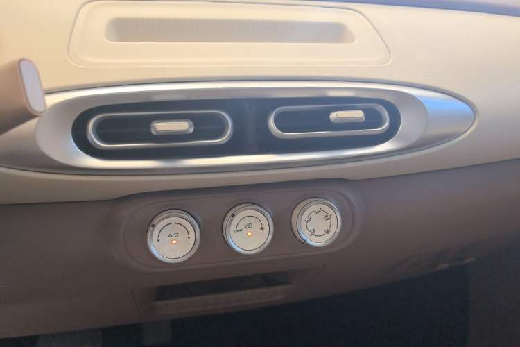 Used Wuling Hongguang MINIEV 2025 Four-Door Version Advanced Edition Audio And AC Panel