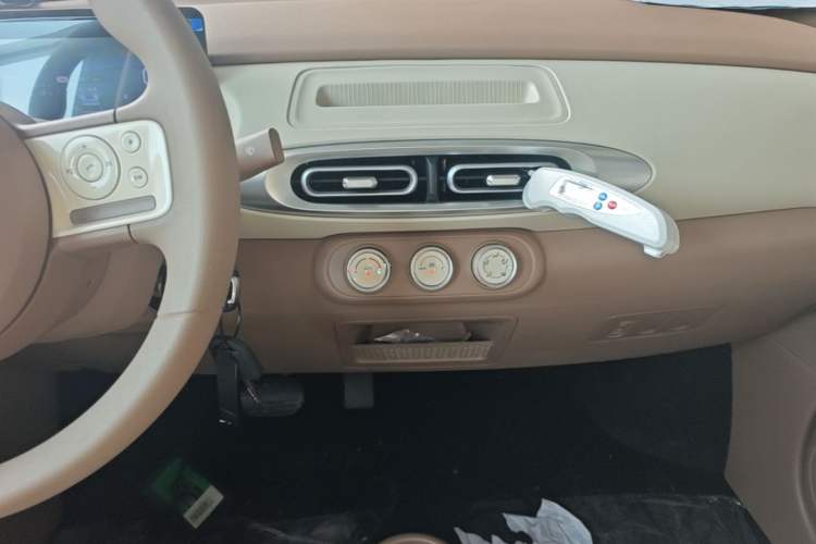Used Wuling Hongguang MINIEV 2025 Four-Door Version Advanced Edition Audio And AC Panel