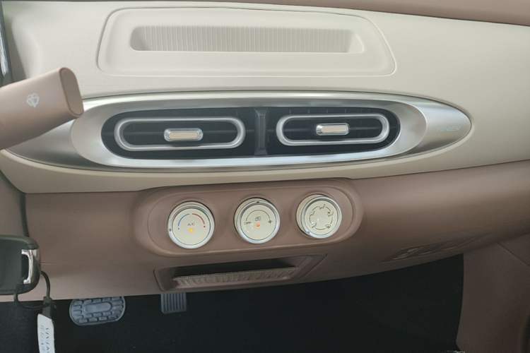 Used Wuling Hongguang MINIEV 2025 Four-Door Version Advanced Edition Audio And AC Panel