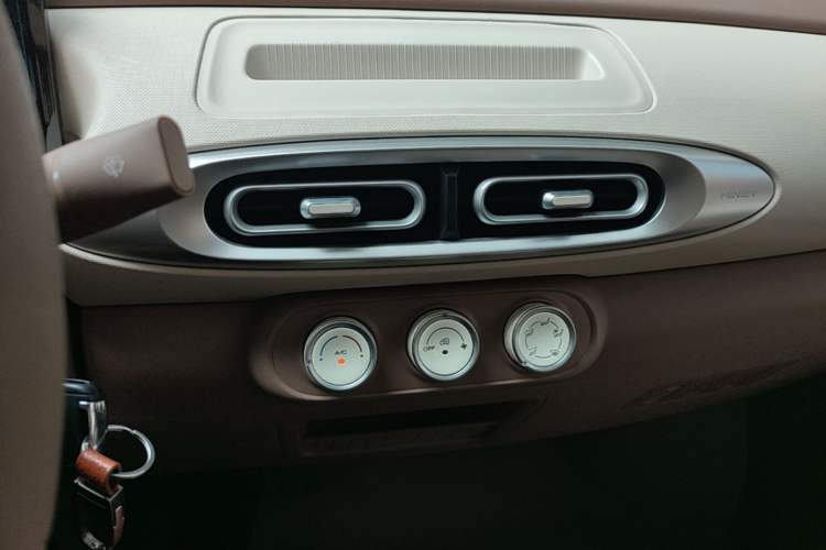 Used Wuling Hongguang MINIEV 2025 Four-Door Version Advanced Edition Audio And AC Panel
