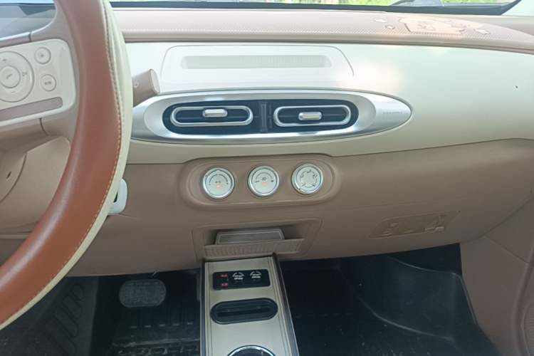 Used Wuling Hongguang MINIEV 2025 Four-Door Version Advanced Edition Audio And AC Panel