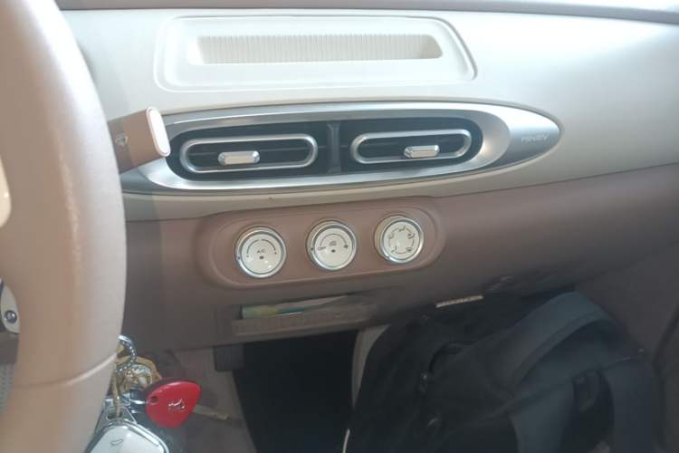 Used Wuling Hongguang MINIEV 2025 Four-Door Version Advanced Edition Audio And AC Panel