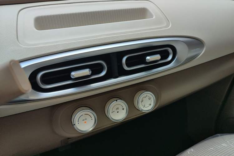 Used Wuling Hongguang MINIEV 2025 Four-Door Version Advanced Edition Audio And AC Panel
