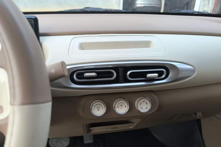 Used Wuling Hongguang MINIEV 2025 Four-Door Version Advanced Edition Audio And AC Panel