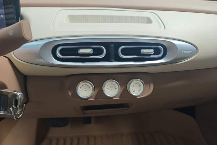 Used Wuling Hongguang MINIEV 2025 Four-Door Version Advanced Edition Audio And AC Panel