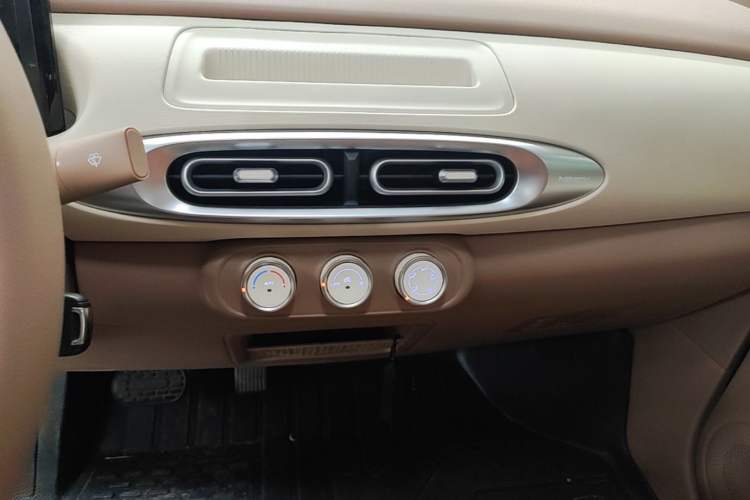 Used Wuling Hongguang MINIEV 2025 Four-Door Version Advanced Edition Audio And AC Panel