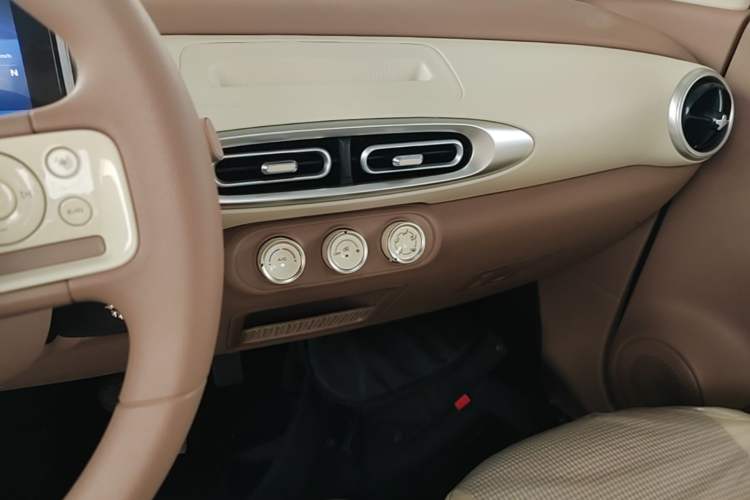 Used Wuling Hongguang MINIEV 2025 Four-Door Version Advanced Edition Audio And AC Panel