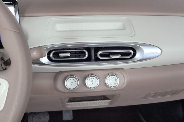 Used Wuling Hongguang MINIEV 2025 Four-Door Version Advanced Edition Audio And AC Panel