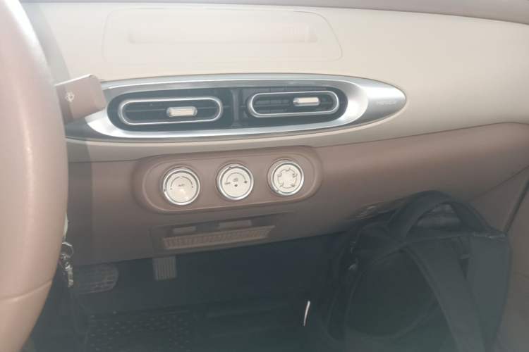 Used Wuling Hongguang MINIEV 2025 Four-Door Version Advanced Edition Audio And AC Panel