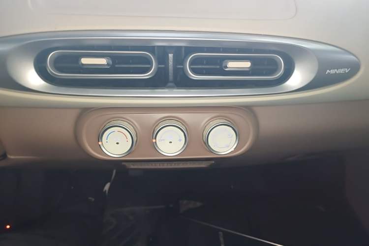 Used Wuling Hongguang MINIEV 2025 Four-Door Version Premium Edition Audio And AC Panel