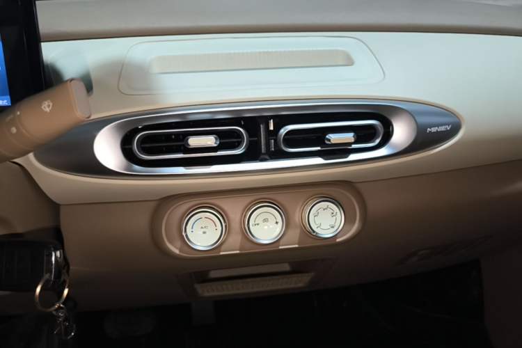 Used Wuling Hongguang MINIEV 2025 Four-Door Version Advanced Edition Audio And AC Panel