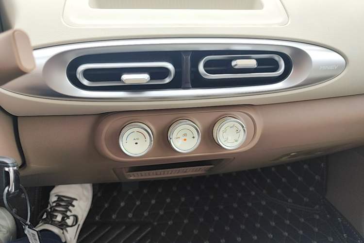 Used Wuling Hongguang MINIEV 2025 Four-Door Version Advanced Edition Audio And AC Panel