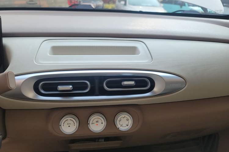 Used Wuling Hongguang MINIEV 2025 Four-Door Version Advanced Edition Audio And AC Panel