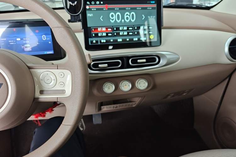 Used Wuling Hongguang MINIEV 2025 Four-Door Version Advanced Edition Audio And AC Panel