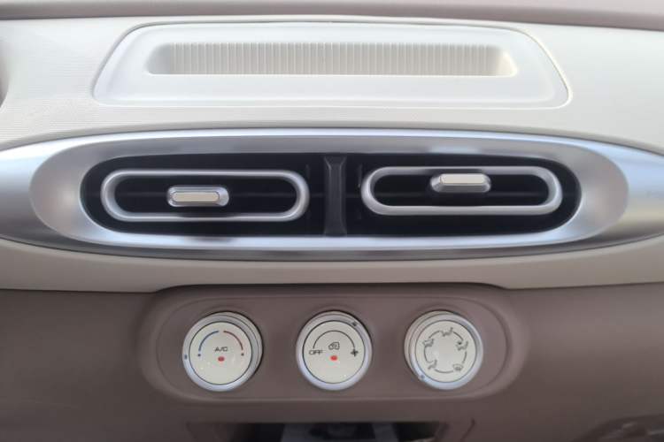 Used Wuling Hongguang MINIEV 2025 Four-Door Version Advanced Edition Audio And AC Panel