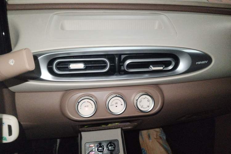 Used Wuling Hongguang MINIEV 2025 Four-Door Version Advanced Edition Audio And AC Panel