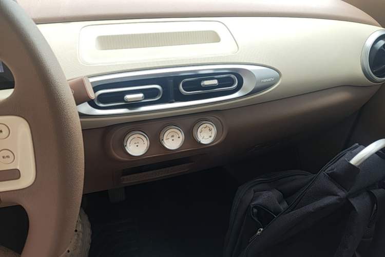 Used Wuling Hongguang MINIEV 2025 Four-Door Version Advanced Edition Audio And AC Panel