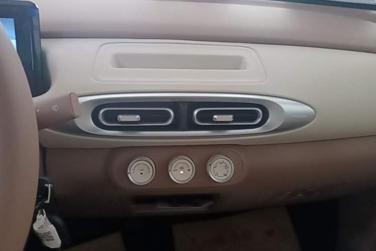 Used Wuling Hongguang MINIEV 2025 Four-Door Version Advanced Edition Audio And AC Panel