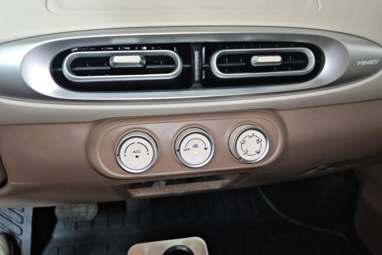 Used Wuling Hongguang MINIEV 2025 Four-Door Version Advanced Edition Audio And AC Panel